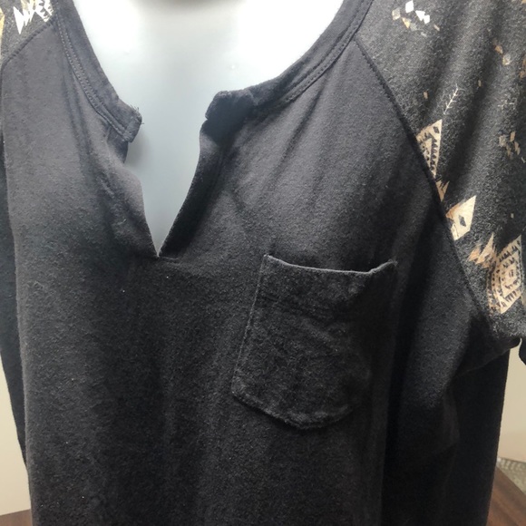 Women’s top. - Picture 3 of 4